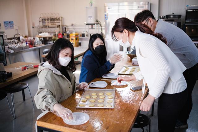 관광객들이 영주지역 관광두레 사업체에서 쿠키만들기 체험을 하고 있다. 영주시 제공