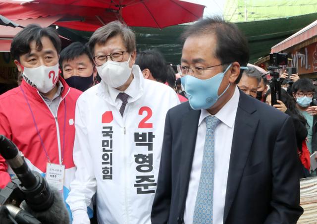 2일 부산 기장군 기장시장에서 홍준표(오른쪽) 무소속 의원이 박형준 국민의힘 부산시장 후보 선거유세에 동참한 모습. 부산=연합뉴스