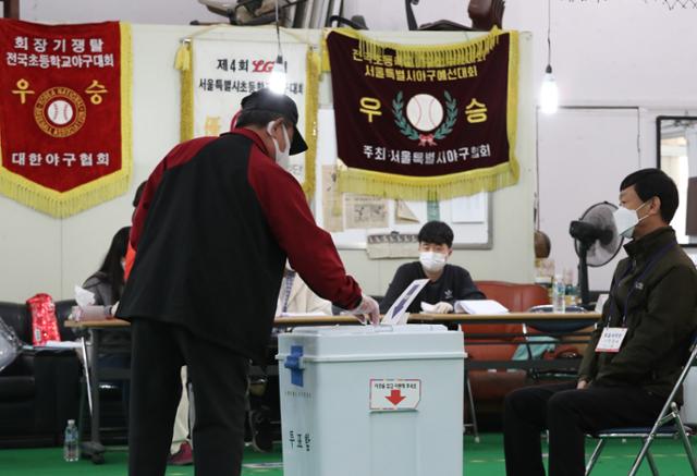 재보궐선거일인 7일 서울 청구동제1투표소(청구초 야구부실내훈련장)에서 시민들이 투표를 하고 있다. 뉴시스