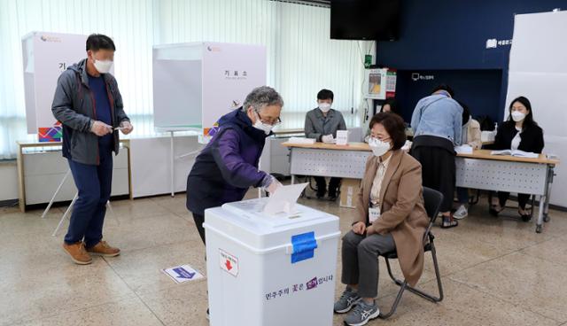 재·보궐선거일인 7일 오전 서울 종로구 삼청동주민센터에 마련된 투표소에서 시민들이 투표를 하고 있다. 뉴스1