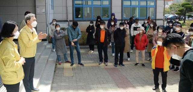 전북 전주시 덕진구 호성동에 위치한 한 초등학교에서 코로나19 확진자가 발생한 7일 초등학교 입구에서 김승수 전주시장이 학부모들과 대화를 나누고 있다. 뉴시스