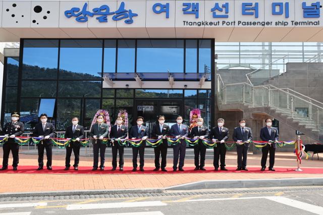 8일 전남 해남군 송지면에 위치한 땅끝항 여객선터미널 준공식에 명현관 해남군수와 민주당 윤재갑 국회의원, 지역 주민 등이 참석해 테이프커팅을 하고 있다. 해남군 제공