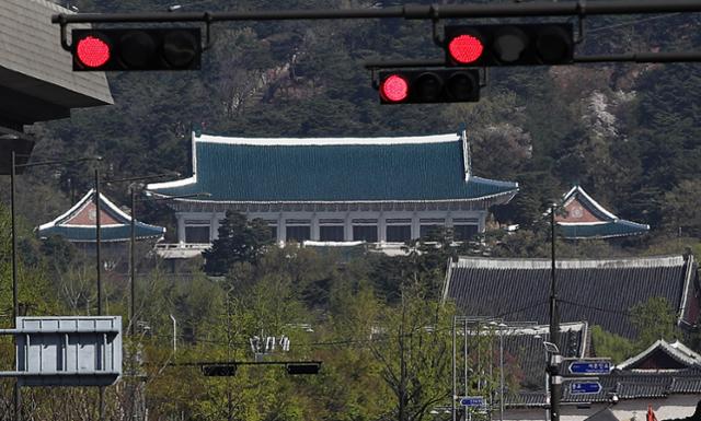 8일 오전 서울시청 인근에서 바라본 청와대 방향 신호등에 적신호가 켜져 있다. 뉴스1