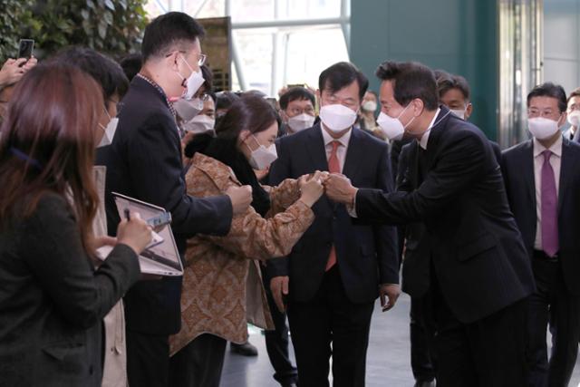 직원들과 인사 나누는 오세훈 서울시장 (서울=연합뉴스) 박동주 기자 = 제38대 서울특별시장에 당선된 오세훈 시장이 8일 오전 서울시청으로 첫 출근하며 직원들과 인사를 나누고 있다. 연합뉴스