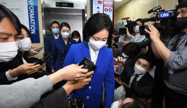 박영선 더불어민주당 서울시장 후보가 7일 밤 서울 여의도 중앙당사에서 입장발표 뒤 당사를 나서고 있다. 뮤스1