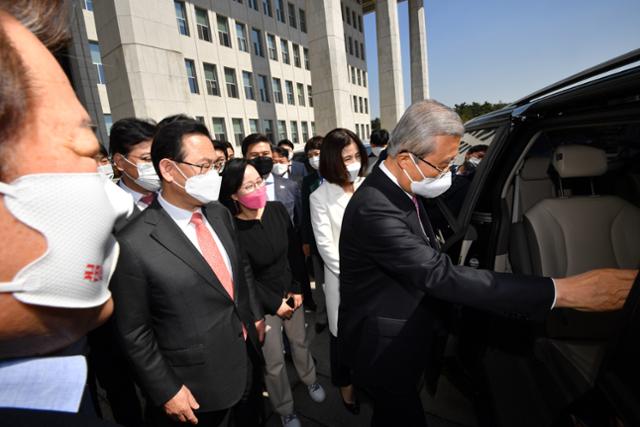 4.7 재보궐선거를 마지막으로 퇴임하는 김종인 국민의힘 비상대책위원장이 8일 오전 서울 여의도 국회를 나서며 주호영 원내대표를 비롯한 당직자들의 배웅을 받고 있다. 공동취재사진단