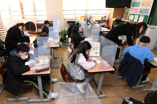 5일 오전 서울 성북구 정릉동 청덕초등학교에서 4학년 2반 수학 수업에서 박진주(왼쪽) 협력강사가 담임교사(오른쪽)와 함께 학생을 가르치고 있다. 홍인기 기자