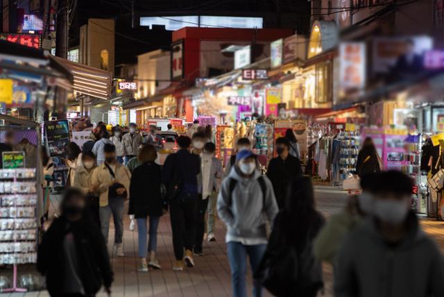 신종 코로나바이러스 감염증(코로나19) 신규 확진자가 700명 선까지 급증한 8일 오후 서울 마포구 홍대거리를 찾은 시민들이 발걸음을 옮기고 있다. 뉴스1