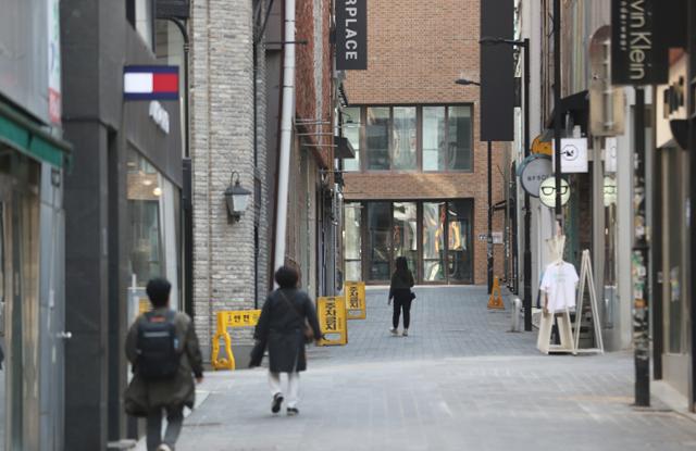 신종 코로나바이러스 감염증(코로나19) 확진자가 89일 만에 최다를 기록하면서 소상공인과 자영업자들이 정부의 결정에 촉각을 곤두 세우고 있다. 7일 서울 명동거리가 한산한 모습을 보이고 있다. 뉴스1 *사진은 특정기사와 관련 없음