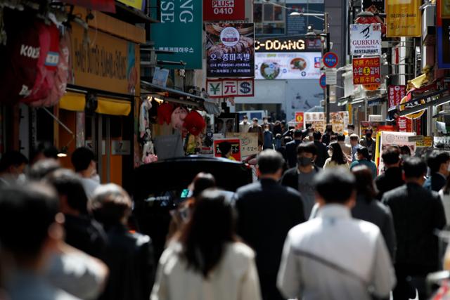 9일 서울 명동 거리에서 직장인들이 점심식사를 위해 발걸음을 옮기고 있다. 코로나19 확진자가 급증하는 가운데 정부는 이날 기존 거리두기 단계(수도권 2단계, 비수도권 1.5단계)와 5인 이상 모임 금지 조치를 앞으로 3주간 더 유지하기로 했다. 뉴스1