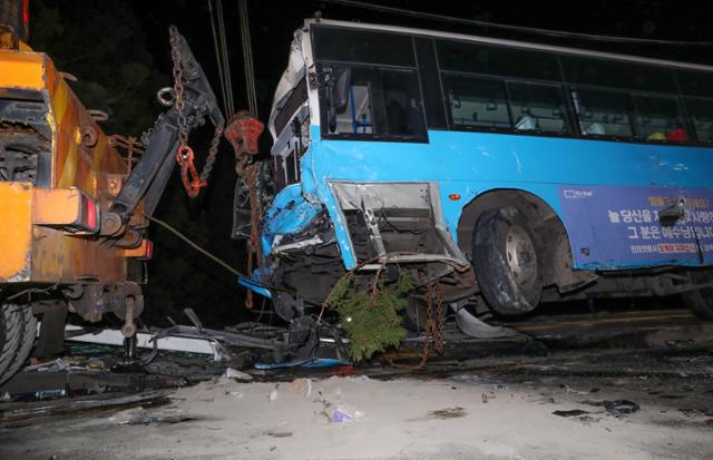 지난 6일 오후 제주시 아라1동 제주대학교 입구 사거리에서 발생한 연쇄 추돌사고로 전복됐던 버스가 처참한 모습으로 견인되고 있다. 뉴시스