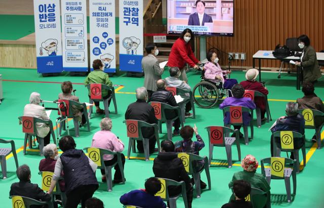 9일 오전 대전 유성구 예방접종세터에서 신종 코로나바이러스 감염증(코로나19) 화이자 백신 접종을 맞은 어르신들이 이상징후 관찰구역에서 대기하고 있다. 뉴스1