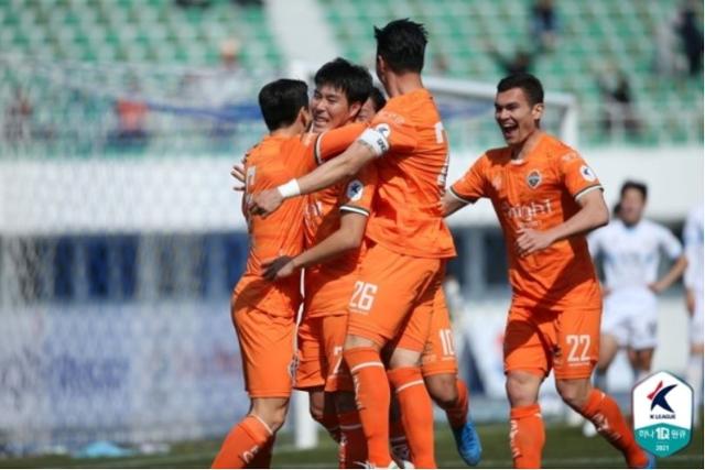 강원 FC 선수들이 득점에 성공한 뒤 환호하고 있다. 한국프로축구연맹 제공.