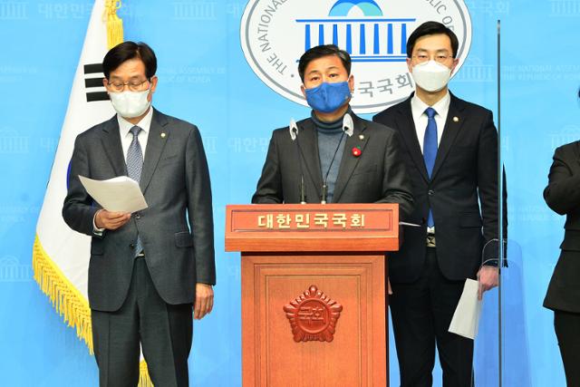 신동근(왼쪽부터) 더불어민주당 의원, 김영배, 장경태 의원이 지난달 16일 서울 여의도 국회 소통관에서 박형준 국민의힘 부산시장 후보의 해운대 엘시티 특혜분양 의혹 진상규명을 촉구하는 기자회견을 하고 있다. 뉴스1