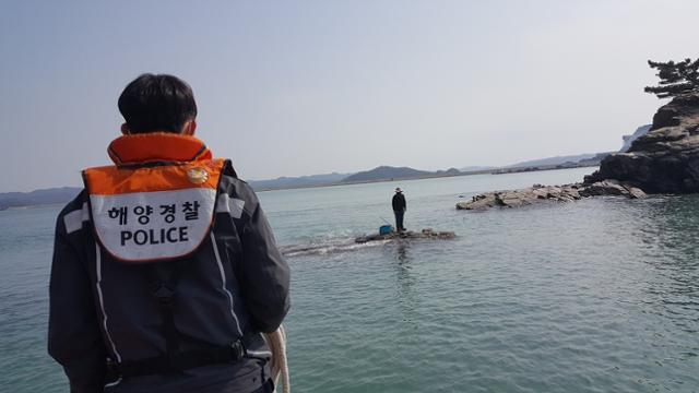 태안해경이 밀물로 고립된 낚시객을 구조하는 모습. 태안해경 제공