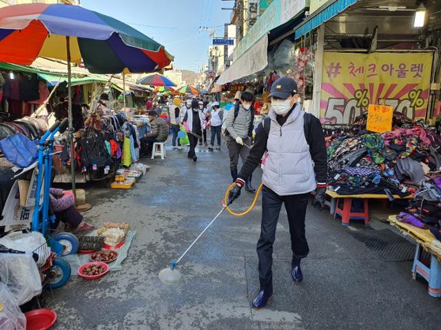 진주시는 코로나19 극복을 위한 진주형2차 희망근로 일자리 780명을 모집한다. 1차 희망근로일자리사업의 전통시장 등 지역방역사업 모습. 진주시 제공