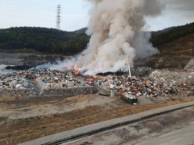 소방당국이 11일 오전 경북 구미시 산동면 구히환경자원화시설 매립장 쓰레기더미에서 난 불을 꺼고 있다. 경북소방본부 제공