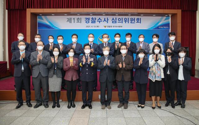 경찰청 국가수사본부가 13일 서울 서대문구 청사에서 개최한 '경찰수사심의위원회' 첫 회의에서 김창룡 경찰청장(앞줄 왼쪽 다섯번째)과 위원장을 맡은 서보학 경희대 법학전문대학원 교수(앞줄 왼쪽 여섯번째) 등 참석자들이 기념촬영을 하고 있다. 경찰청 제공. 연합뉴스