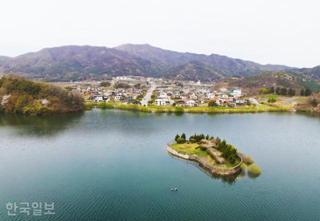 모악산과 구이저수지 사이에 들어선 구이면 소재지는 웬만한 도시 못지않게 깔끔하고 세련된 모습이다. 전원주택 단지가 호수와 맞닿아 있다.