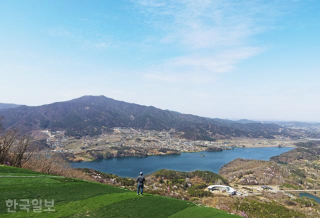 경각산 패러글라이딩 활공장에 오르면 모악산과 구이저수지 사이 자리 잡은 구이면 소재지가 한눈에 들어온다. 저수지 오른쪽 끝자락이 전주시다.