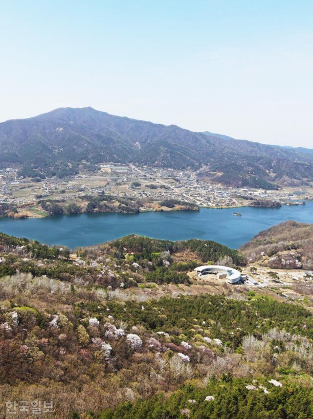 경각산 패러글라이딩 활공장에서 본 구이면 풍광. 구이저수지와 모악산 사이에 위치한 마을은 웬만한 도시 못지않게 깔끔하게 정비돼 있다. 바로 아래에 '대한민국 술테마박물관'이 있다.