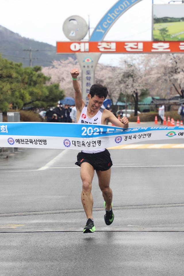 심종섭이 4일 경북 예천군에서 열린 도쿄올림픽 마라톤 국가대표선발대회에서 올림픽 기준을 통과하며 결승선을 통과하고 있다. 대한육상연맹 제공