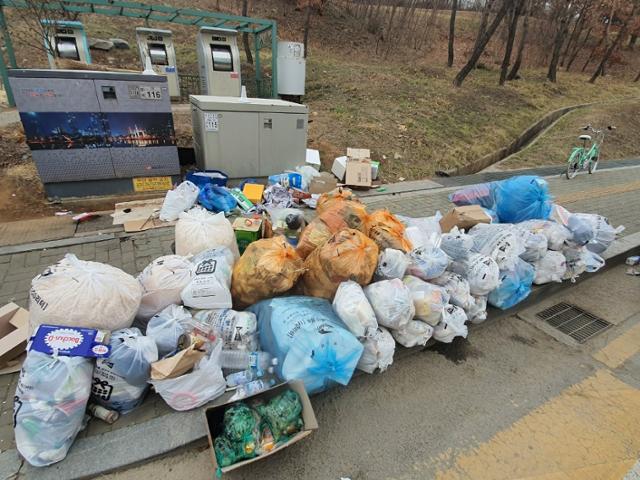 18일 경기 김포시 양촌읍에 쓰레기들이 쌓여 있다. 독자 제공