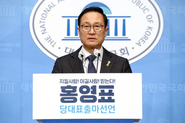 홍영표 더불어민주당 의원이 14일 국회 소통관에서 당대표 출마를 공식 선언하는 기자회견을 하고 있다. 오대근 기자