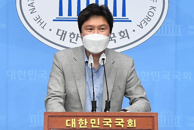 김해영 더불어민주당 전 의원이 14일 국회 소통관에서 ‘부산 공직자 부동산 비리조사 특위 이행 촉구’ 기자회견을 하고 있다. 오대근 기자