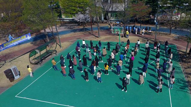 14일 오후 인천시 연수구 연수구보건소 뒷광장에 마련된 임시선별소를 찾은 유치원 교직원 및 종사자들이 신종 코로나바이러스 감염증(코로나19) 검체 검사를 받기 위해 줄지어 서 있다. 뉴스1