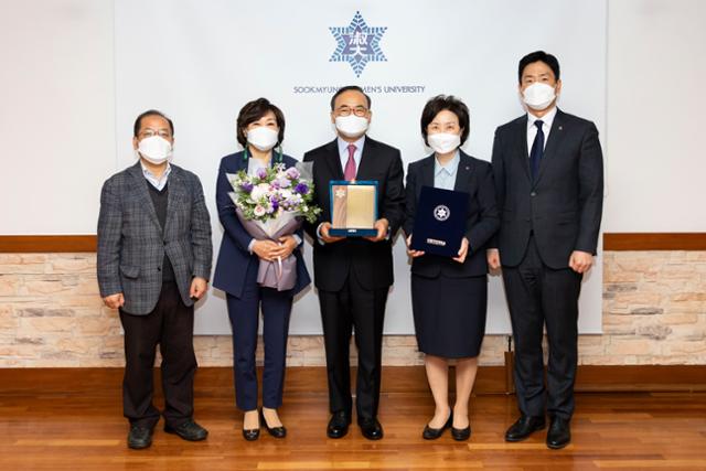 왼쪽부터 신혁승 숙명여대 부총장, 김순례 숙명여대 총동문회장, 배기성 회장, 장윤금 숙명여대 총장, 문장호 숙명여대 대외협력실장