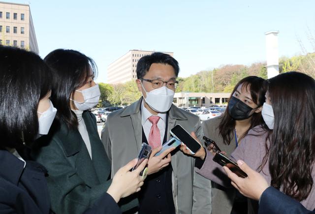 김진욱 고위공직자범죄수사처장이 14일 오전 경기 과천시 과천정부청사로 출근하는 길에 취재진 질문에 답변하고 있다. 뉴시스