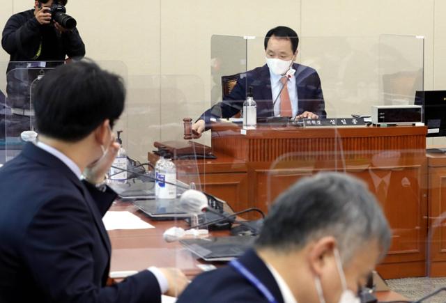 '공직자 이해충돌방지법 제정안'이 14일 국회 정무위원회 법안심사제2소위원회를 통과했다. 성일종 소위원장이 이날 소위 개의를 선언하고 있다. 연합뉴스