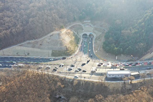 성남~광주를 잇는 이배재도로 2.24㎞ 구간이 확장 및 직선화돼 오는 26일 개통한다. 상대원터널 종점 모습. 성남시 제공