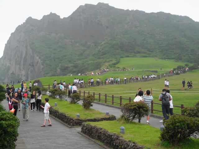 제주 성산일출봉 탐방객. 제주도 제공