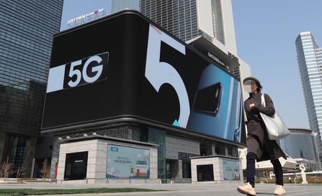 국내 이동통신사들이 세계 최초 일반용 5G 서비스를 개통한 2019년 4월 4일 오전 서울 강남구 SM타운 '케이팝 스퀘어' 외벽에 설치된 디지털 사이니지에 5G 단말기 광고가 나오고 있다. 연합뉴스