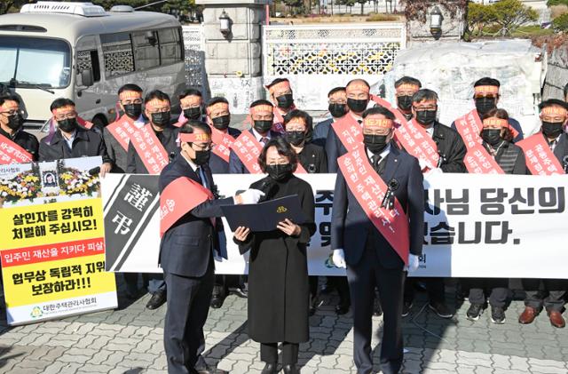 대한주택관리사협회 관계자들이 지난해 11월 10일 서울 여의도 국회의사당 앞에서 기자회견을 열고 주택관리사 인권 보호 대책을 촉구하고 있다. 이날 주택관리사협회 비상대책위원회는 지난달 28일 살해된 관리소장 유가족과 함께 합동 기자회견을 가졌다. 배우한 기자