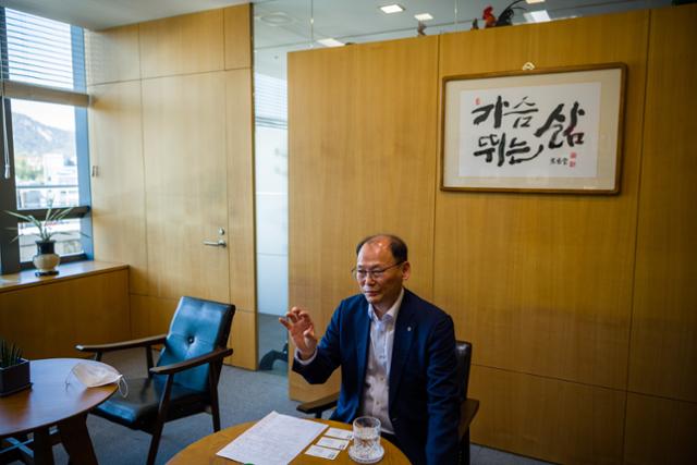 김태환 농협경제지주 축산경제 대표이사가 14일 서울 중구 농협중앙회 본관에서 한국일보와 인터뷰하고 있다. 한진탁 인턴기자