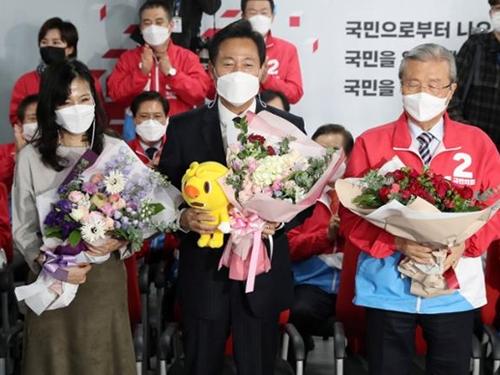 김종인(오른쪽) 전 국민의힘 비대위원장이 8일 오세훈(가운데) 서울시장 당선이 확실해지자 꽃다발을 들고 함께 기념촬영을 하고 있다. 오대근 기자