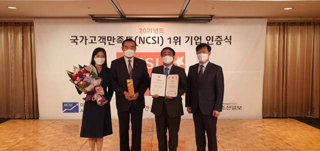 대구도시철도공사가 14일 한국생산성본부로부터 국가고객만족도 1위로 평가를 받았다. 홍승활(왼쪽 두번째) 대구도시철도공사 사장이 한국생산성본부로부터 인증패를 받고 있다. 대구도시철도공사 제공.