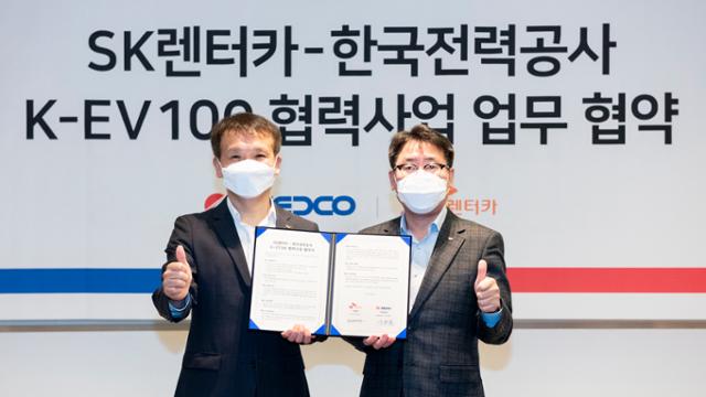 한국전력과 SK렌터카는 16일 서울 그랜드 워커힐 아카디아에서 'K-EV100 협력사업' 업무 협약을 체결했다. 황일문(왼쪽) SK렌터카 대표이사, 이종환 한국전력 사업총괄부사장. SK렌터카 제공