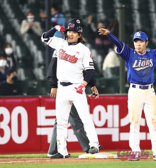 롯데 김재유가 16일 데뷔 첫 결승타이자 싹쓸이 역전타를 치고 3루에 안착한 뒤 세레모니를 하고 있다. 롯데자이언츠 제공.