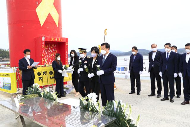 이동진 전남 진도군수와 지역 기관단체장들은 16일 오전 진도항 방파제 등대에서 세월호 참사 7주기 추모행사를 가졌다. 진도군 제공