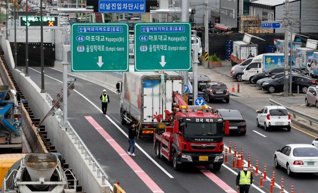 신월IC에서 여의도 구간을 연결하는 신월여의지하도로가 개통된 16일 서울 양천구 신월여의지하도로 진입구에서 대형화물차량이 진입하다 끼여 견인차에 의해 견인되고 있다.뉴시스