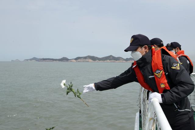 세월호 참사 7주기인 16일 오전 전남 진도군 조도면 병풍도 인근 세월호 참사 해역에서 해경 대원이 헌화하고 있다. 연합뉴스