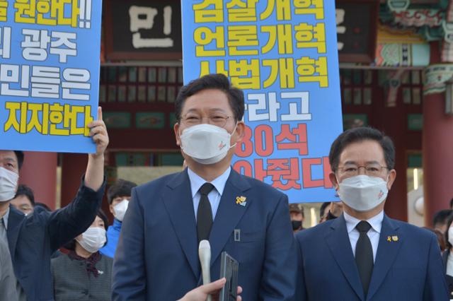 더불어민주당 대표에 도전하는 송영길 의원이 15일 오후 광주 북구 운정동 국립5·18민주묘지를 참배한 뒤 취재진 질의에 답하고 있다. 뉴시스