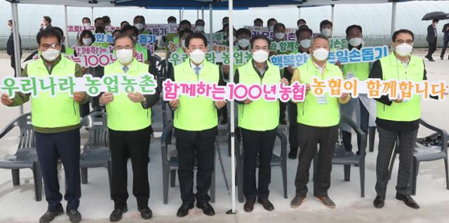 지난 12일 이성희 농협중앙회 회장과 임직원이 전남 함평군 나선면에서 열린 '범농협 영농지원 전국 동시 발대식'에 참석해 참석자들과 기념촬영을 하고 있다. 왼쪽부터 이상익 함평군수, 이개호 국회의원 김영록 전남지사, 이 회장 농협중앙회 제공