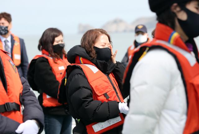 세월호 참사 7주기인 16일 오전 전남 진도군 조도면 병풍도 인근 세월호 참사 해역에서 선상추모식을 하던 유가족이 눈물을 훔치고 있다. 연합뉴스