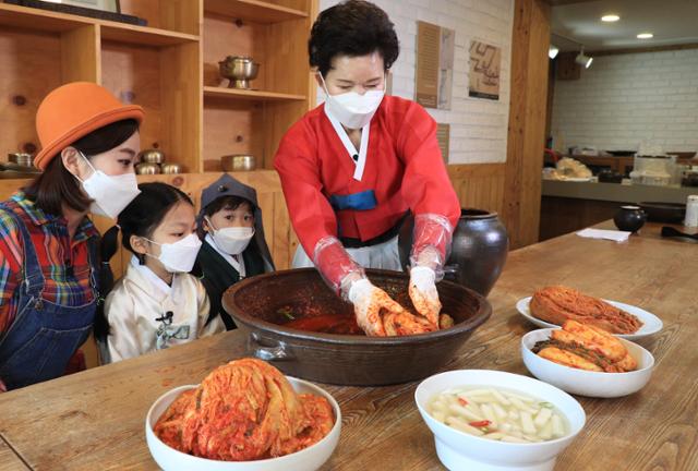 이하연 김치 명인(대한민국 김치협회 회장)이 17일 경기 남양주시 와부읍에서 어린이들에게 김치 담그는 방법을 소개하고 있다. 뉴시스