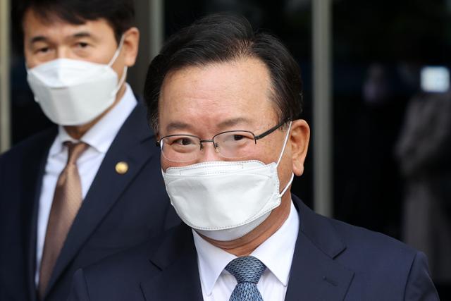 국무총리 후보자로 지명된 김부겸 전 행정안전부 장관이 16일 오후 서울 종로구 금융감독원연수원에서 지명 소감 발표를 마치고 이동하고 있다. 뉴스1